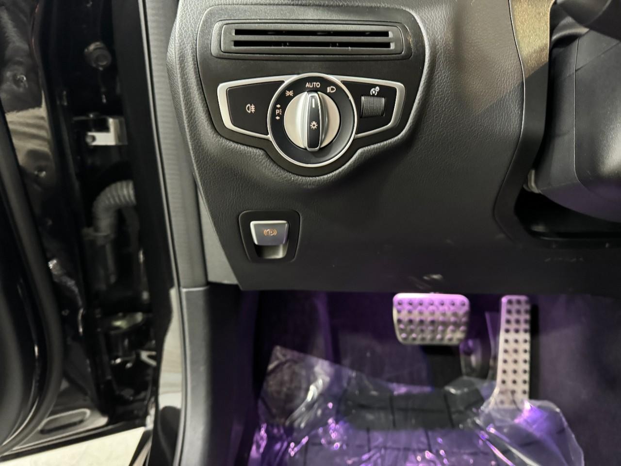 Mercedes-Benz GLC Vehicle Full-screen Gallery Image 30