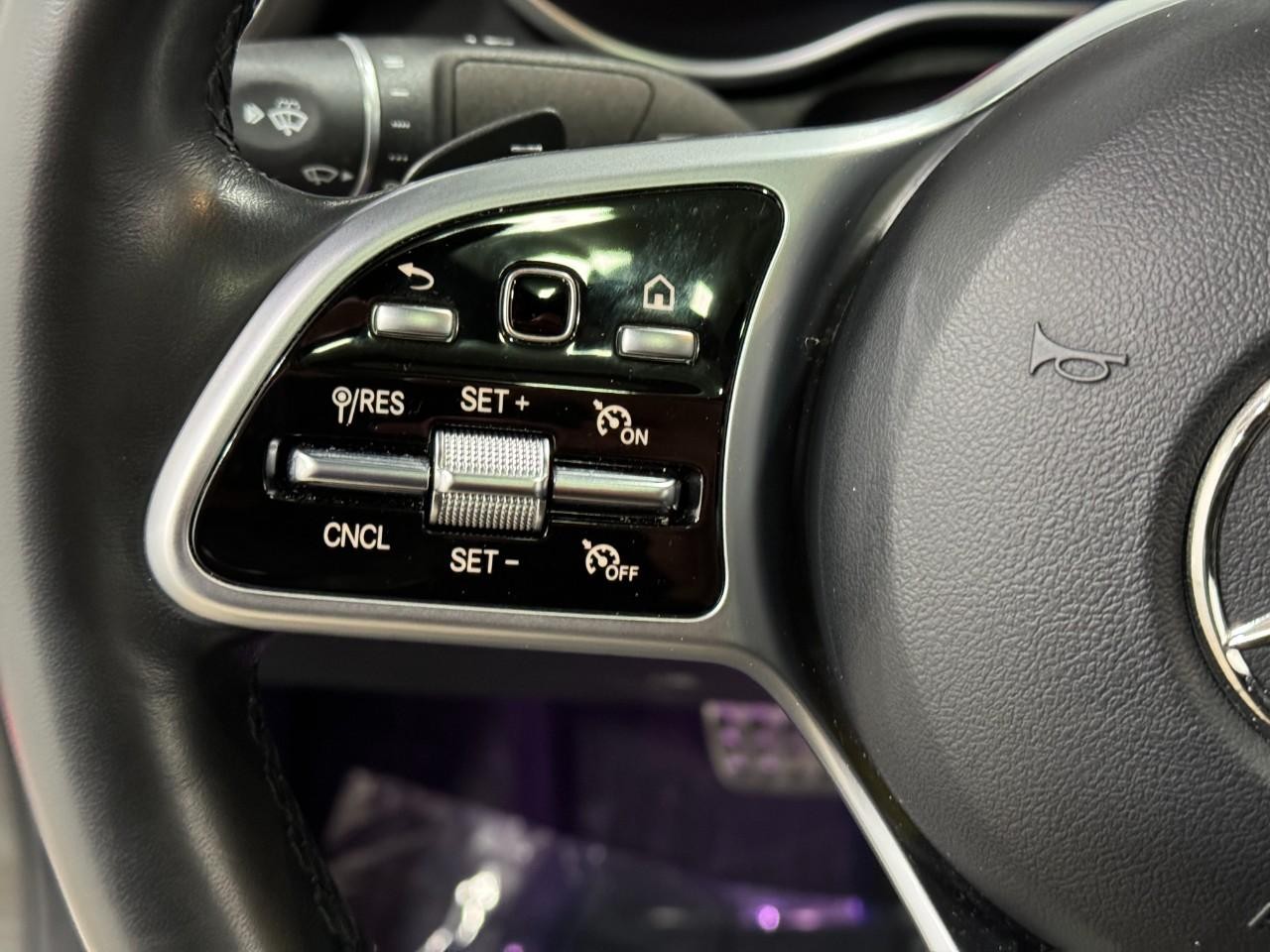 Mercedes-Benz GLC Vehicle Full-screen Gallery Image 31