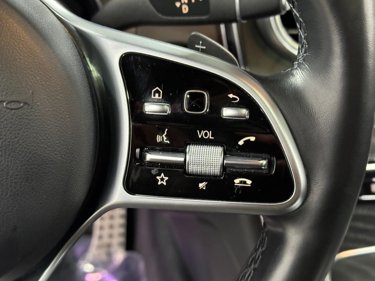 Mercedes-Benz GLC Vehicle Full-screen Gallery Image 32