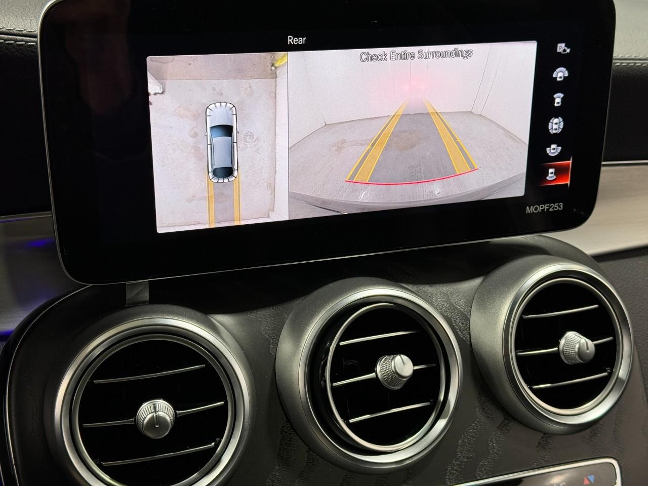 Mercedes-Benz GLC Vehicle Full-screen Gallery Image 35