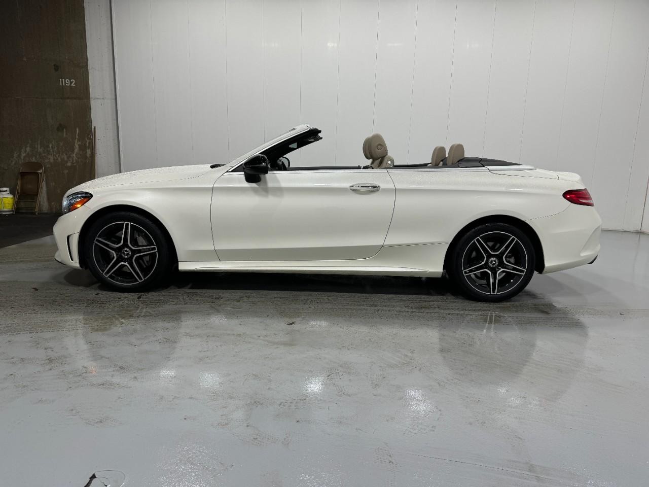 Mercedes-Benz C-Class Vehicle Full-screen Gallery Image 2