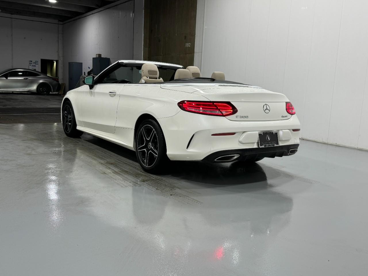 Mercedes-Benz C-Class Vehicle Full-screen Gallery Image 3