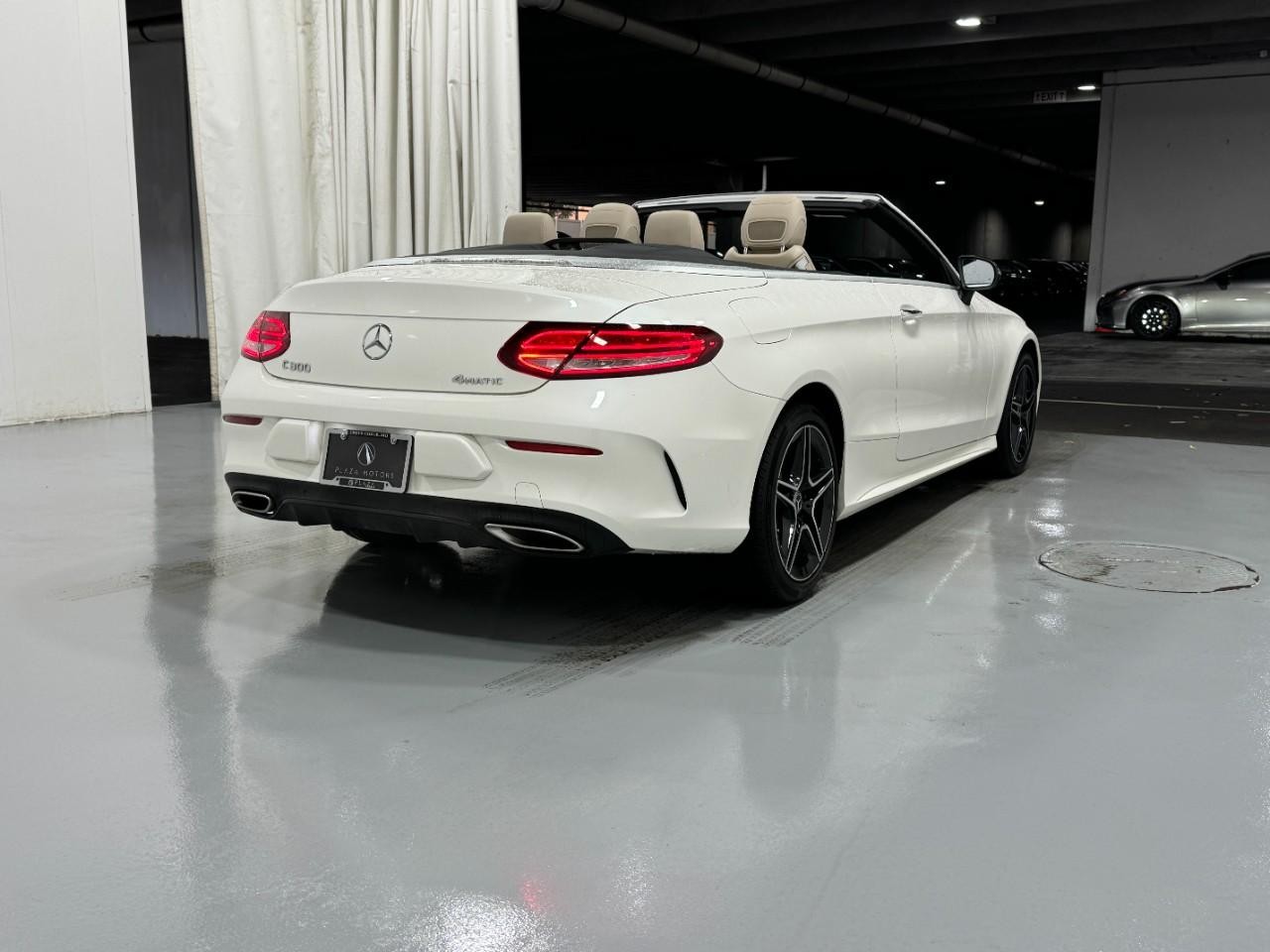 Mercedes-Benz C-Class Vehicle Full-screen Gallery Image 4