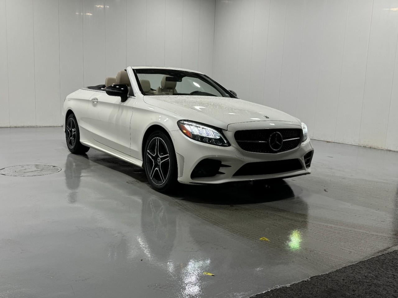 Mercedes-Benz C-Class Vehicle Full-screen Gallery Image 6