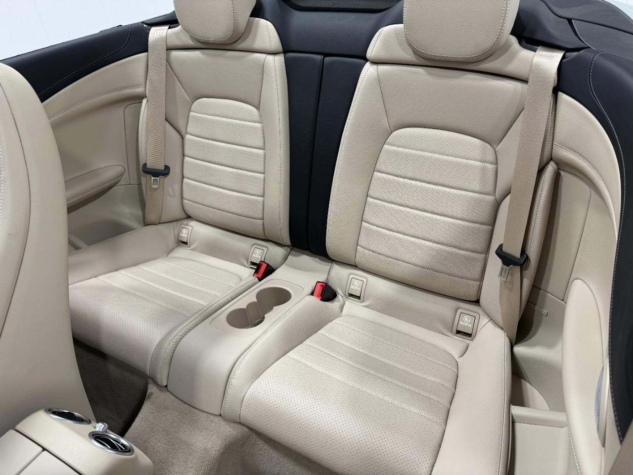 Mercedes-Benz C-Class Vehicle Full-screen Gallery Image 8