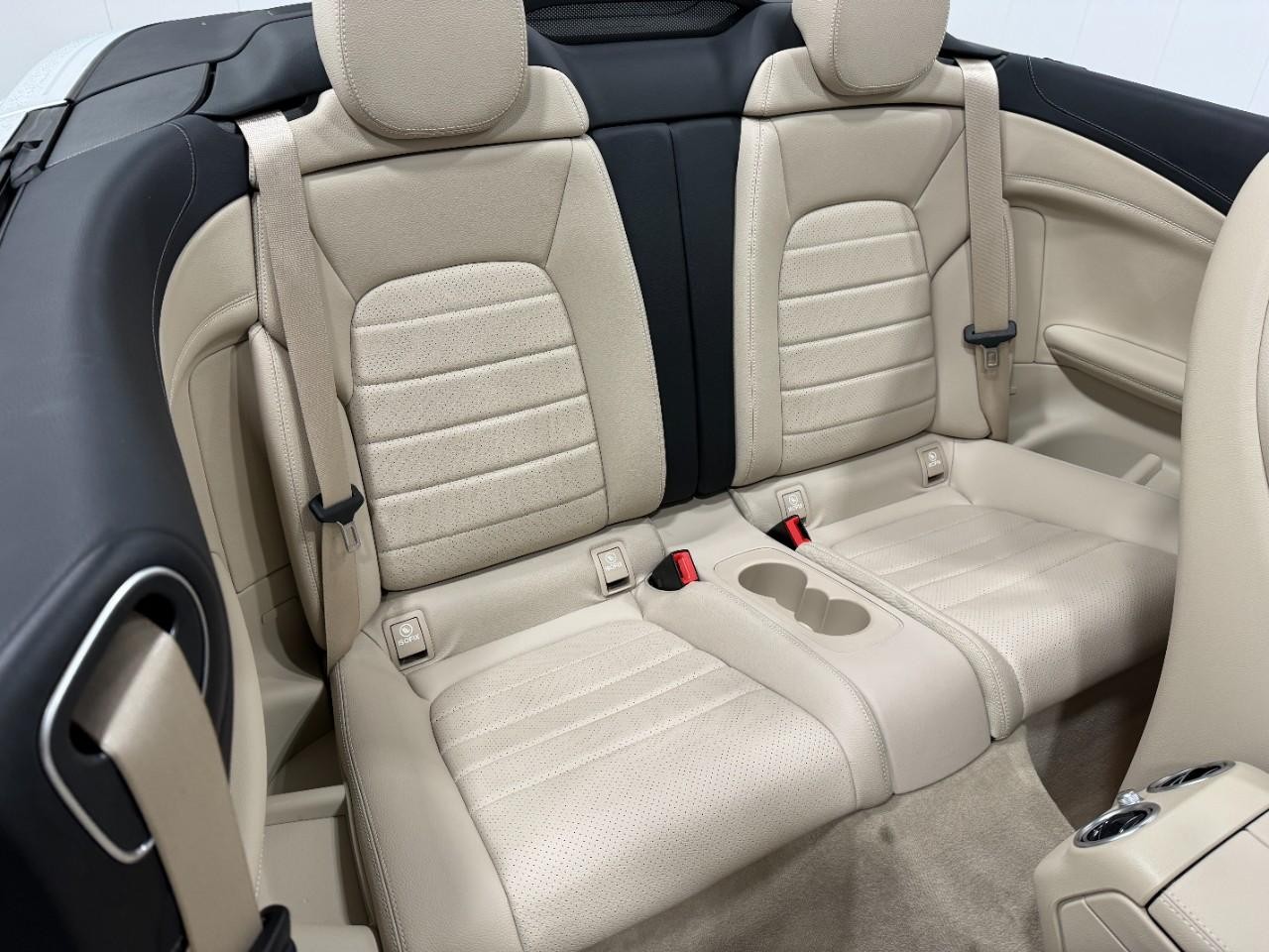 Mercedes-Benz C-Class Vehicle Full-screen Gallery Image 10