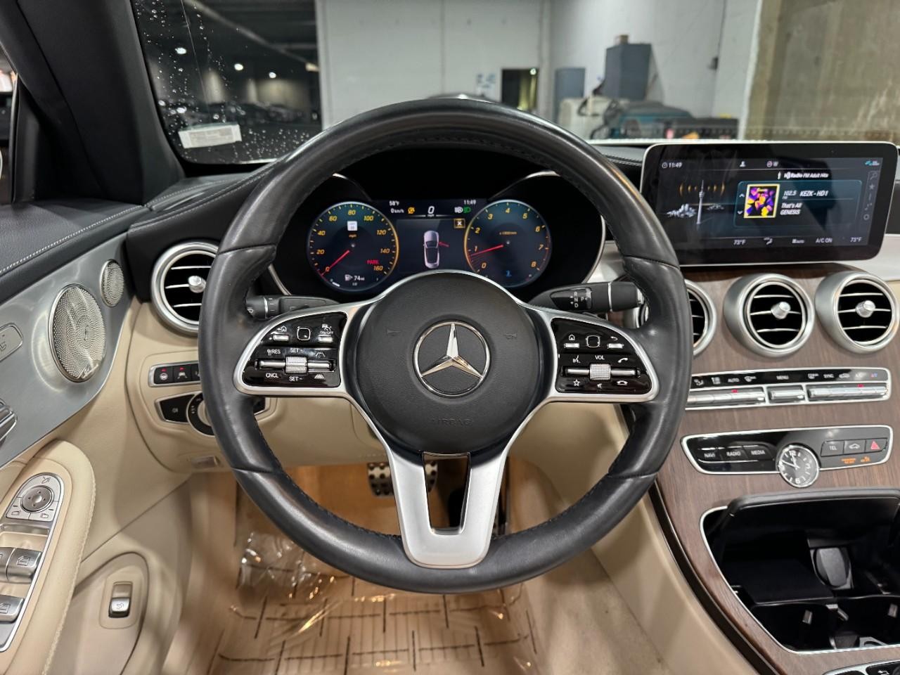 Mercedes-Benz C-Class Vehicle Full-screen Gallery Image 12