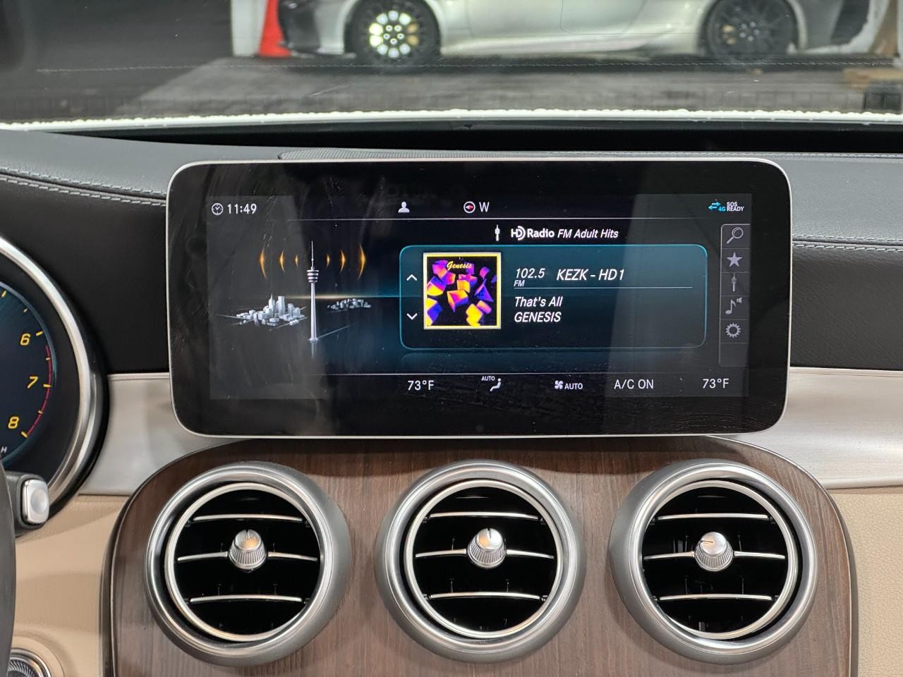 Mercedes-Benz C-Class Vehicle Full-screen Gallery Image 13