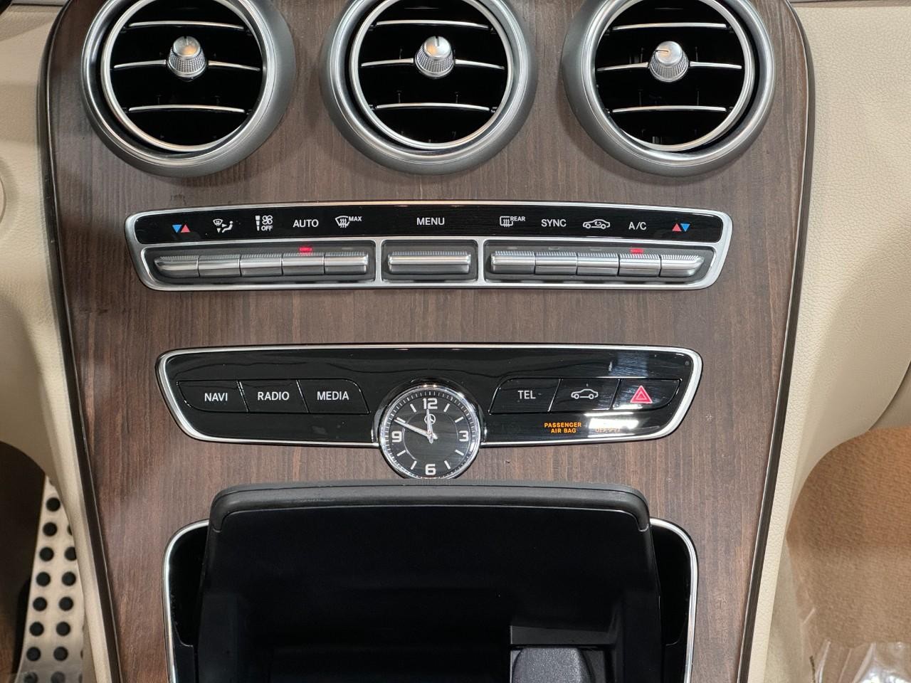 Mercedes-Benz C-Class Vehicle Full-screen Gallery Image 14
