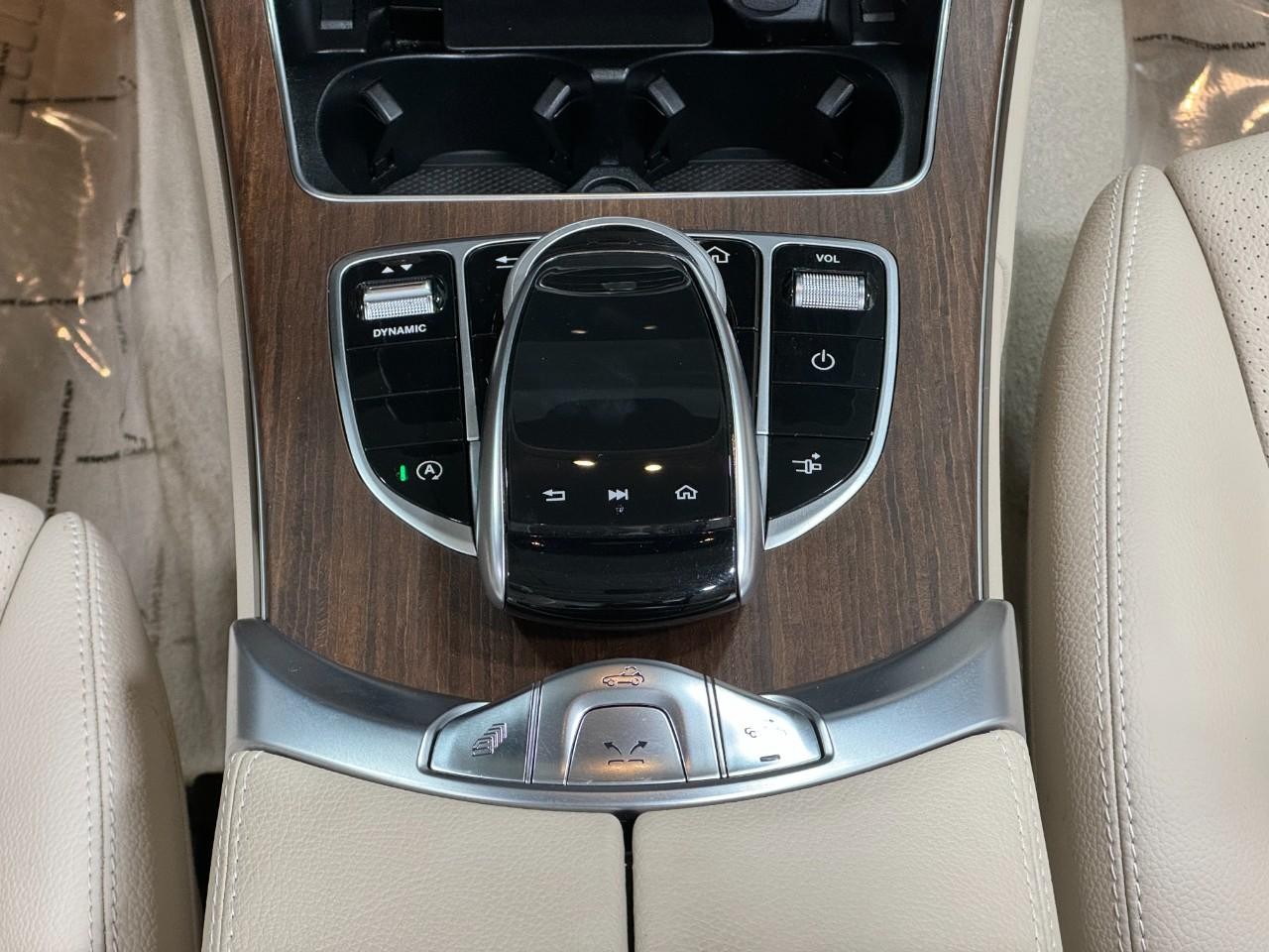 Mercedes-Benz C-Class Vehicle Full-screen Gallery Image 15