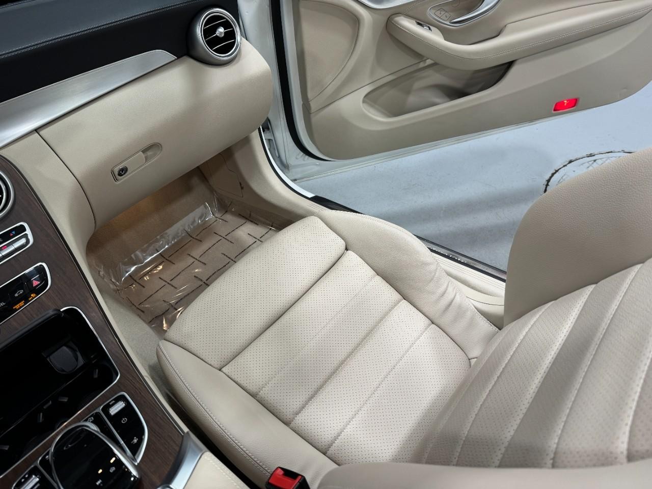 Mercedes-Benz C-Class Vehicle Full-screen Gallery Image 16