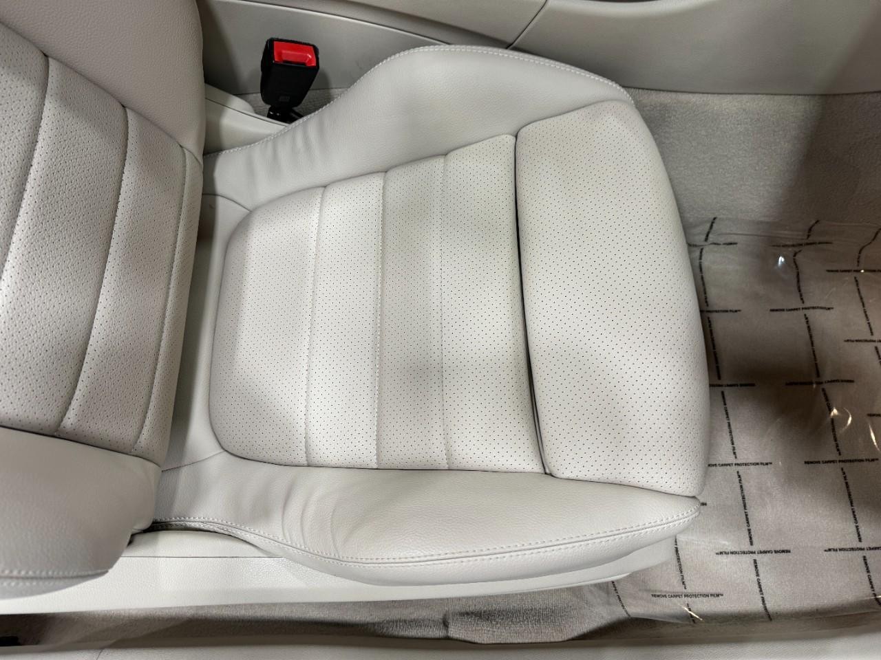 Mercedes-Benz C-Class Vehicle Full-screen Gallery Image 18