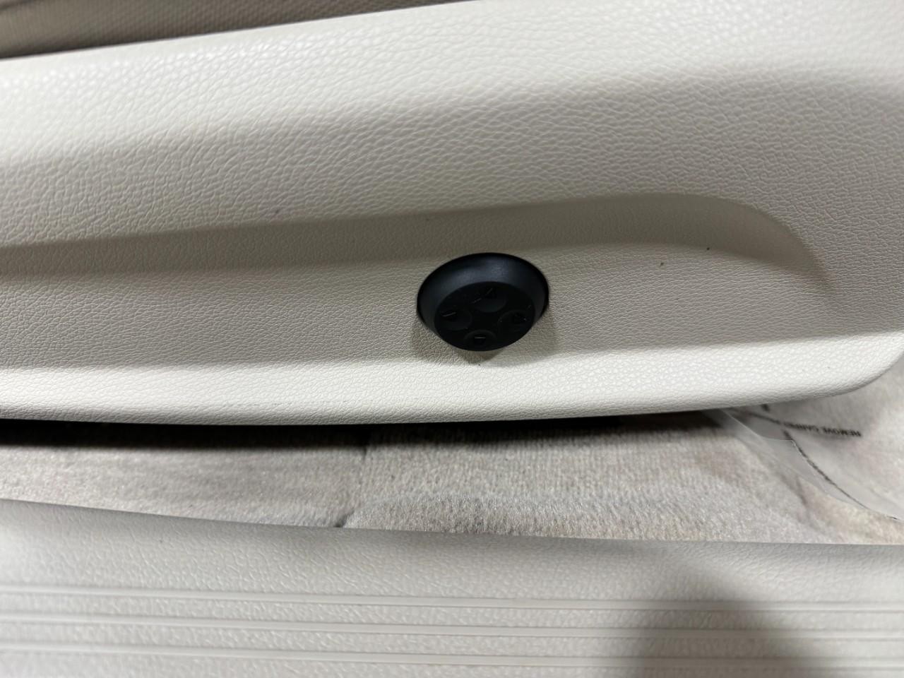 Mercedes-Benz C-Class Vehicle Full-screen Gallery Image 19