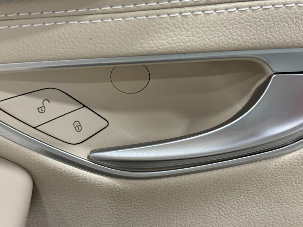 Mercedes-Benz C-Class Vehicle Full-screen Gallery Image 21