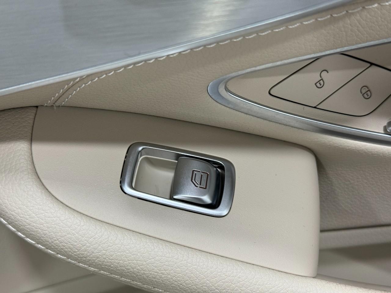 Mercedes-Benz C-Class Vehicle Full-screen Gallery Image 22