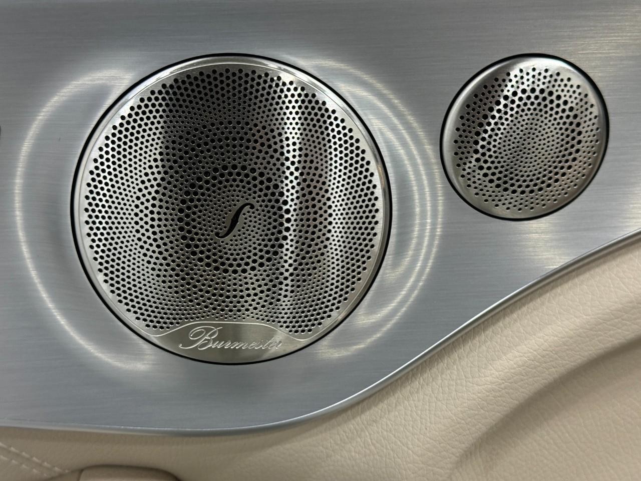 Mercedes-Benz C-Class Vehicle Full-screen Gallery Image 23