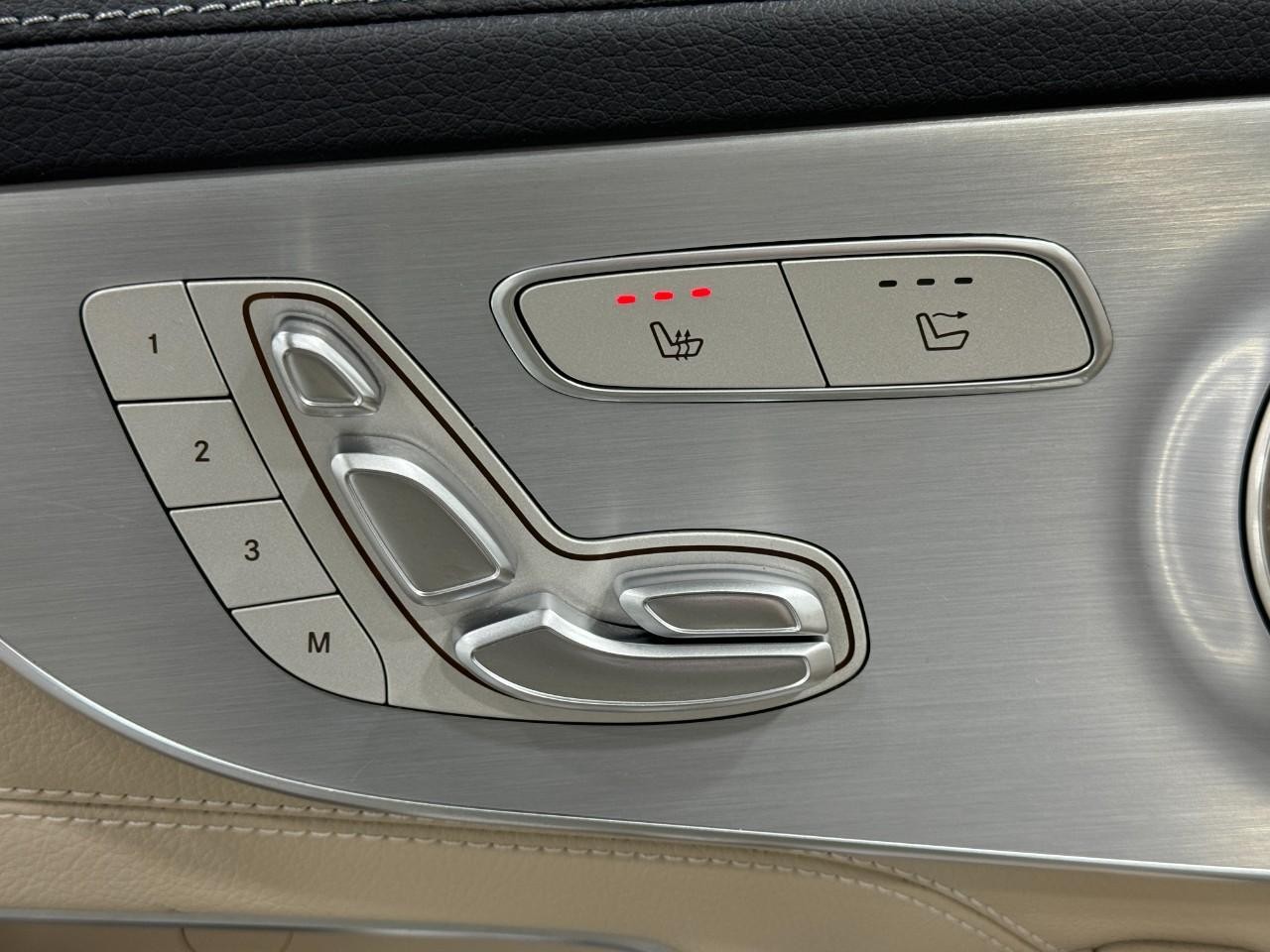 Mercedes-Benz C-Class Vehicle Full-screen Gallery Image 24