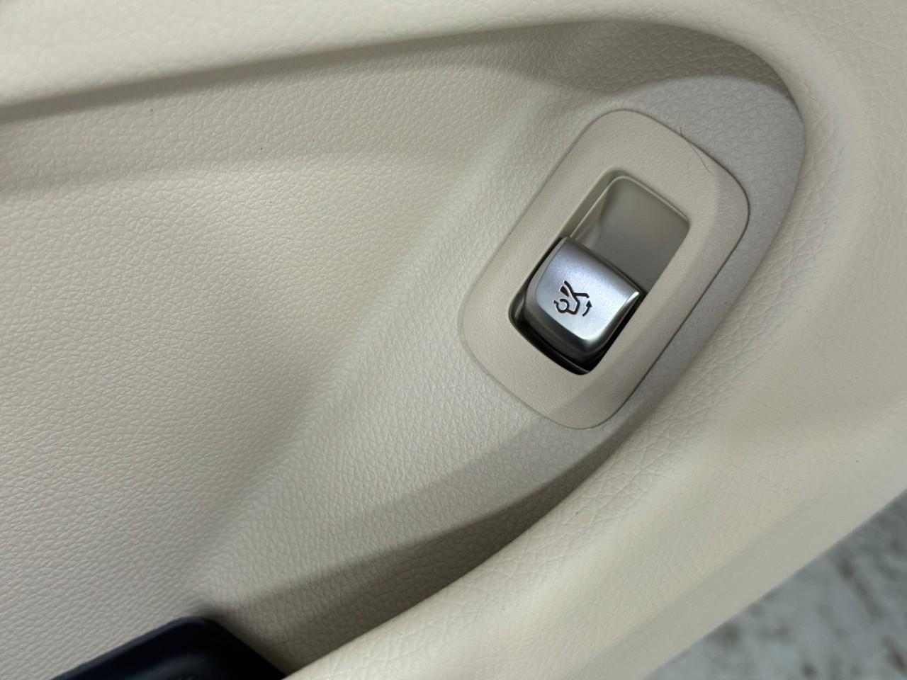 Mercedes-Benz C-Class Vehicle Full-screen Gallery Image 27