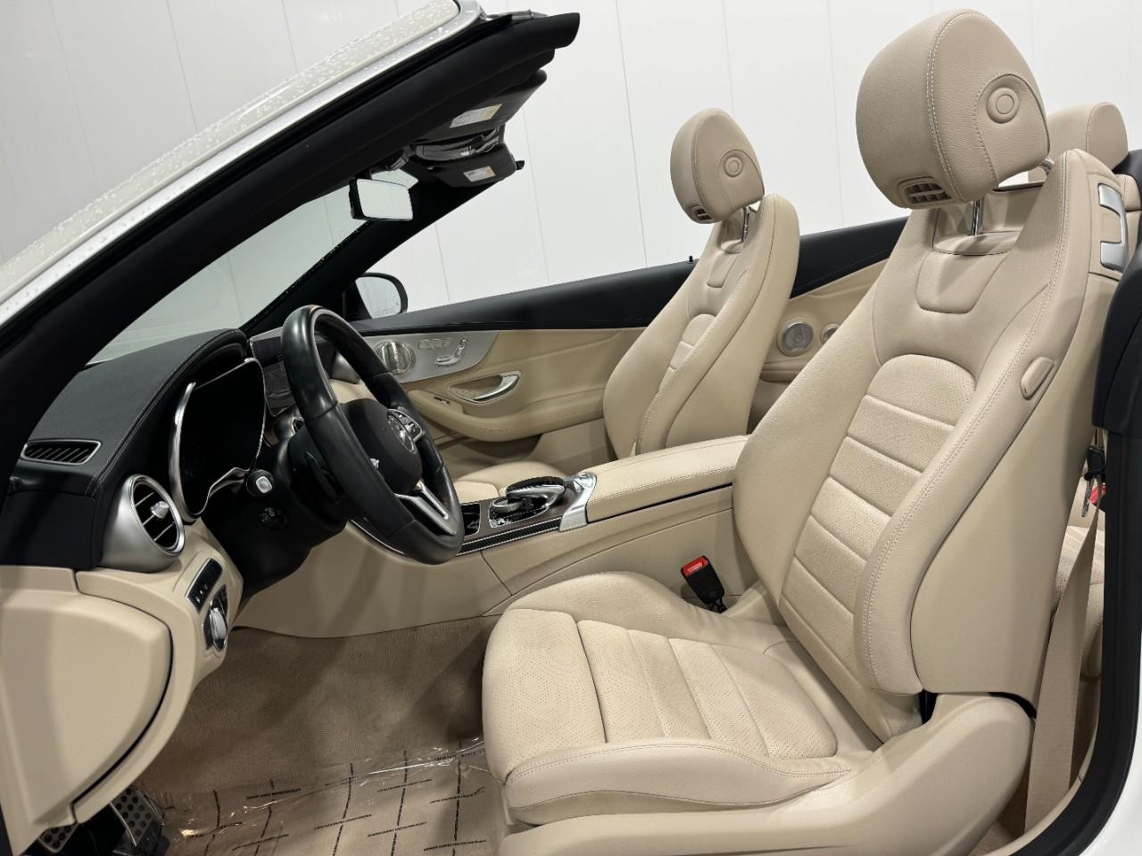 Mercedes-Benz C-Class Vehicle Full-screen Gallery Image 28