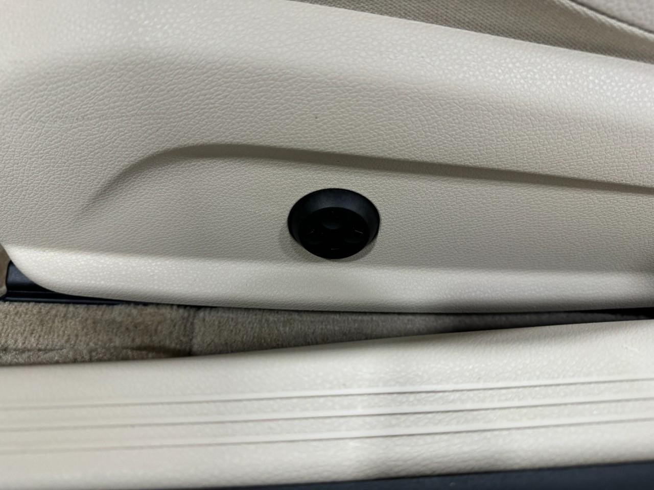 Mercedes-Benz C-Class Vehicle Full-screen Gallery Image 30