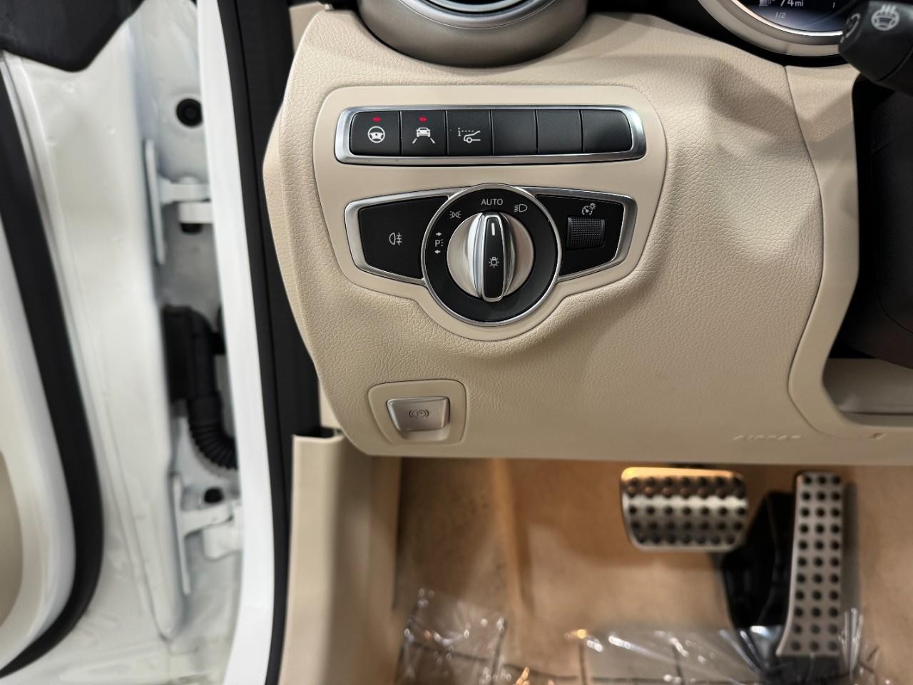 Mercedes-Benz C-Class Vehicle Full-screen Gallery Image 31