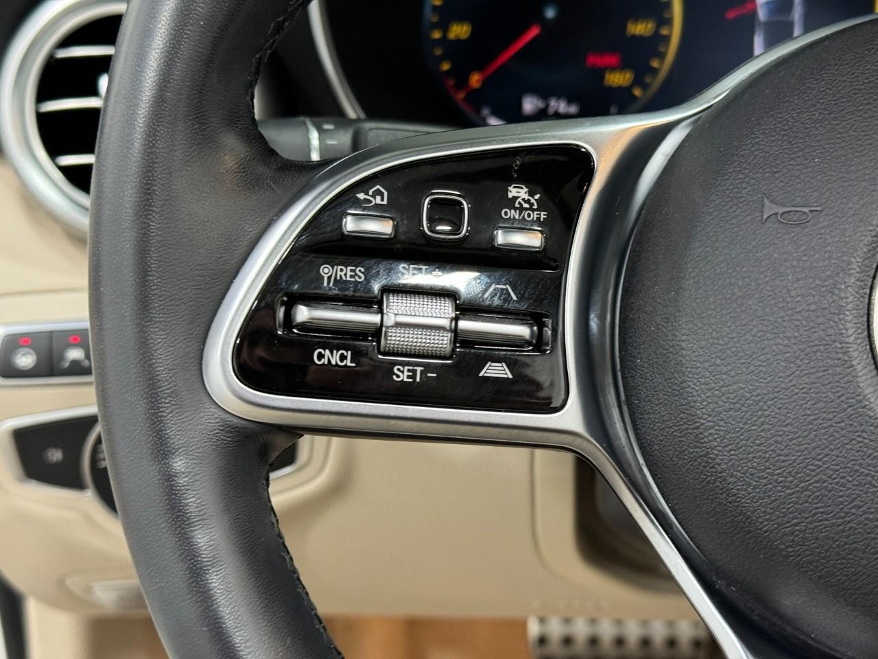 Mercedes-Benz C-Class Vehicle Full-screen Gallery Image 32