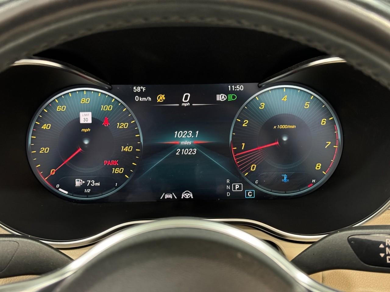 Mercedes-Benz C-Class Vehicle Full-screen Gallery Image 34