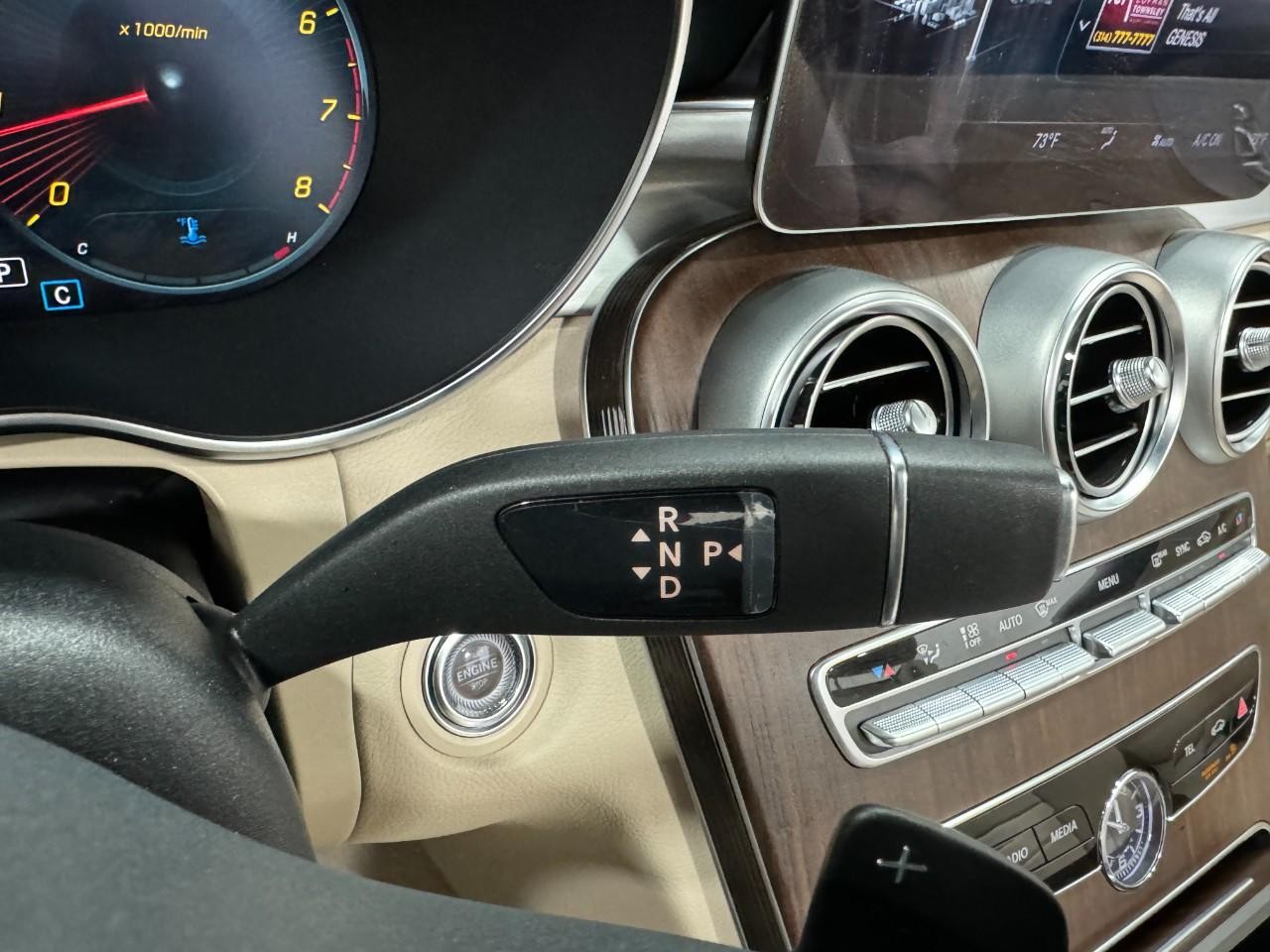 Mercedes-Benz C-Class Vehicle Full-screen Gallery Image 35