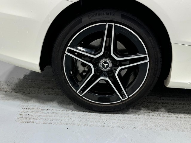 Mercedes-Benz C-Class Vehicle Full-screen Gallery Image 05