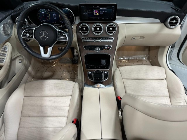 Mercedes-Benz C-Class Vehicle Full-screen Gallery Image 11