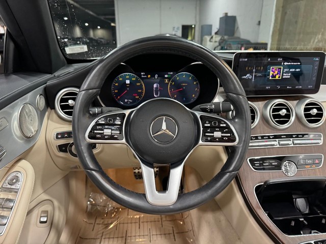 Mercedes-Benz C-Class Vehicle Full-screen Gallery Image 12