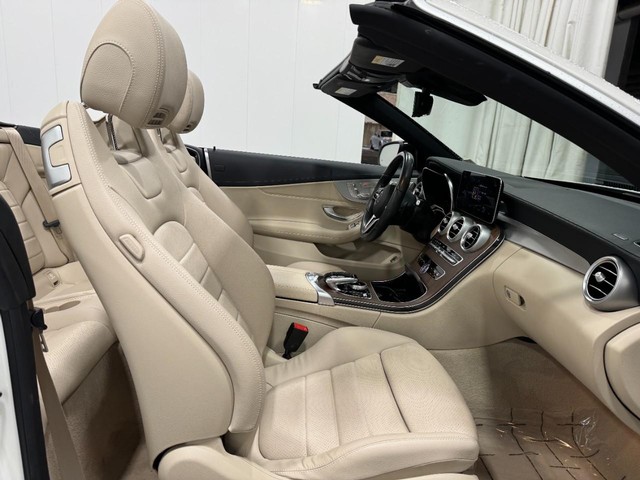 Mercedes-Benz C-Class Vehicle Full-screen Gallery Image 17