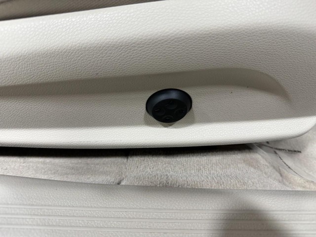 Mercedes-Benz C-Class Vehicle Full-screen Gallery Image 19