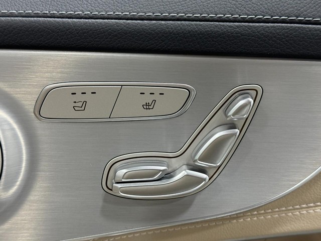 Mercedes-Benz C-Class Vehicle Full-screen Gallery Image 20