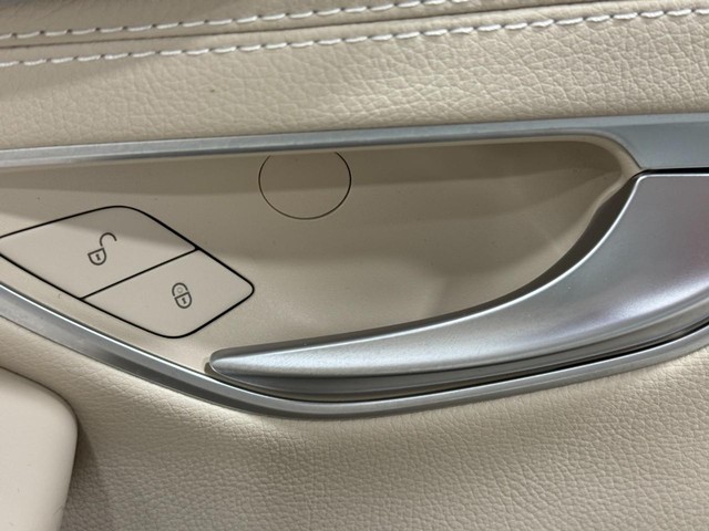 Mercedes-Benz C-Class Vehicle Full-screen Gallery Image 21