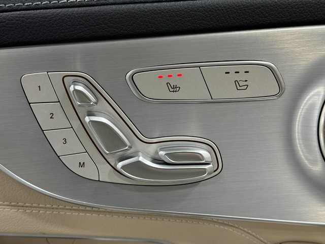 Mercedes-Benz C-Class Vehicle Full-screen Gallery Image 24