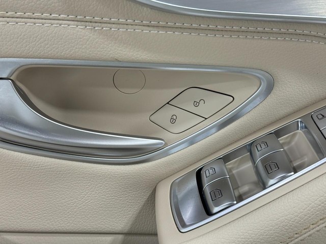 Mercedes-Benz C-Class Vehicle Full-screen Gallery Image 25