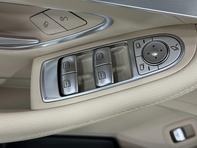 Mercedes-Benz C-Class Vehicle Full-screen Gallery Image 26