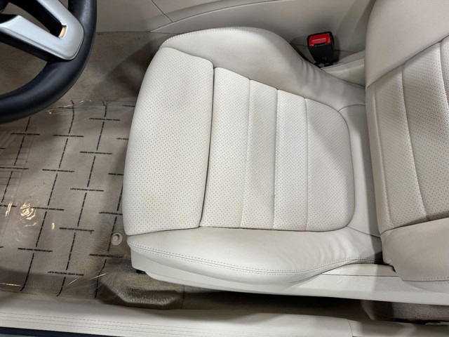 Mercedes-Benz C-Class Vehicle Full-screen Gallery Image 29