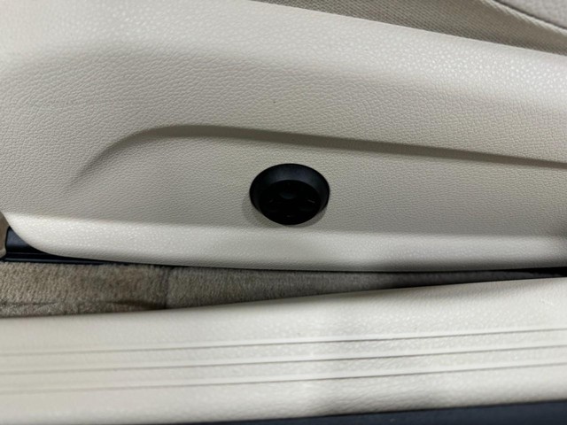 Mercedes-Benz C-Class Vehicle Full-screen Gallery Image 30