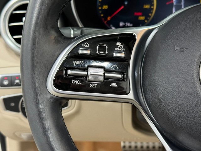 Mercedes-Benz C-Class Vehicle Full-screen Gallery Image 32