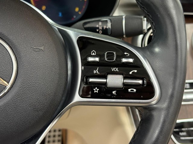 Mercedes-Benz C-Class Vehicle Full-screen Gallery Image 33