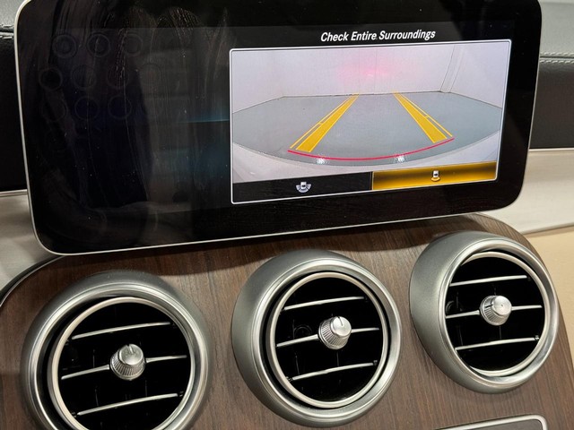 Mercedes-Benz C-Class Vehicle Full-screen Gallery Image 36