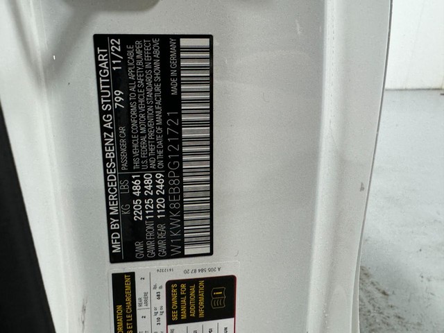 Mercedes-Benz C-Class Vehicle Full-screen Gallery Image 37