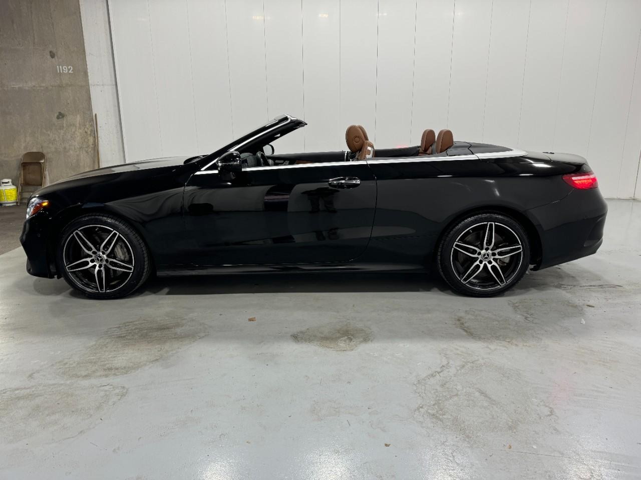 Mercedes-Benz E-Class Vehicle Full-screen Gallery Image 2