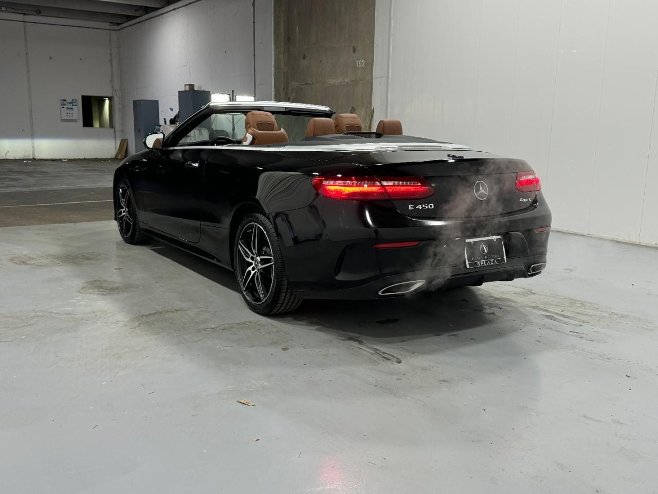 Mercedes-Benz E-Class Vehicle Full-screen Gallery Image 3