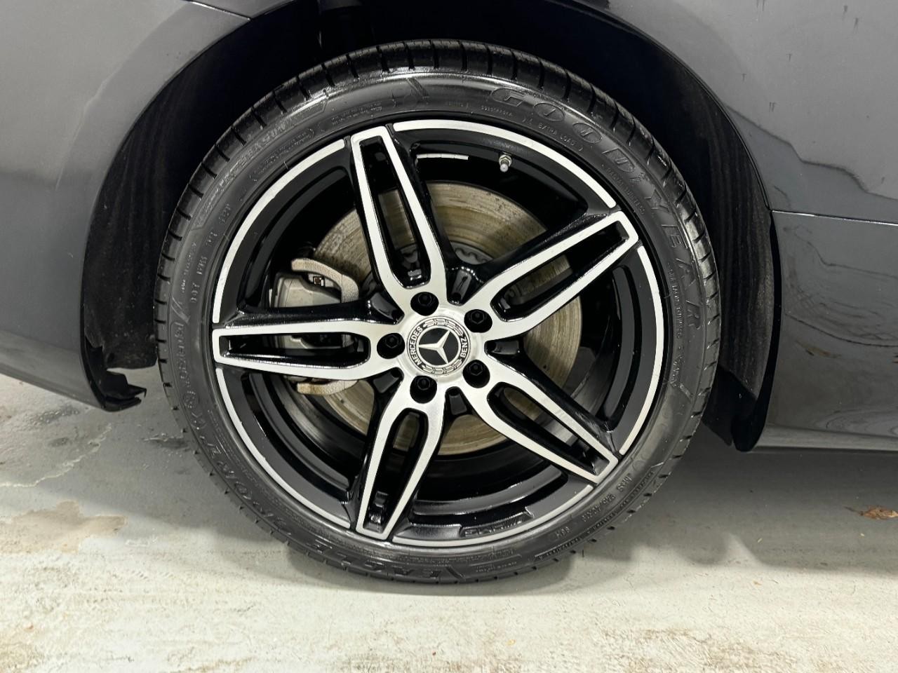 Mercedes-Benz E-Class Vehicle Full-screen Gallery Image 5