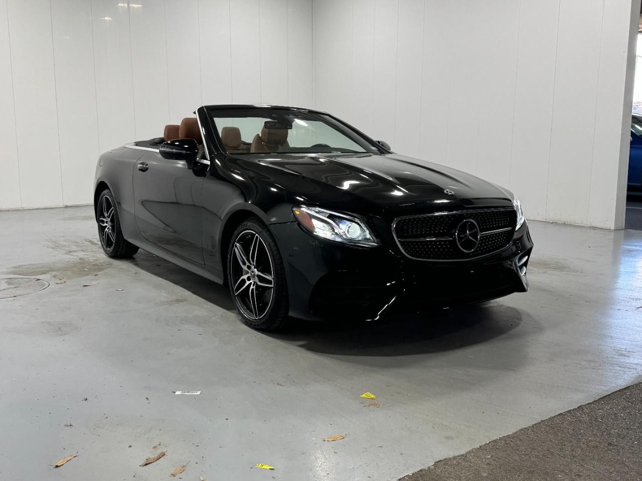 Mercedes-Benz E-Class Vehicle Full-screen Gallery Image 6