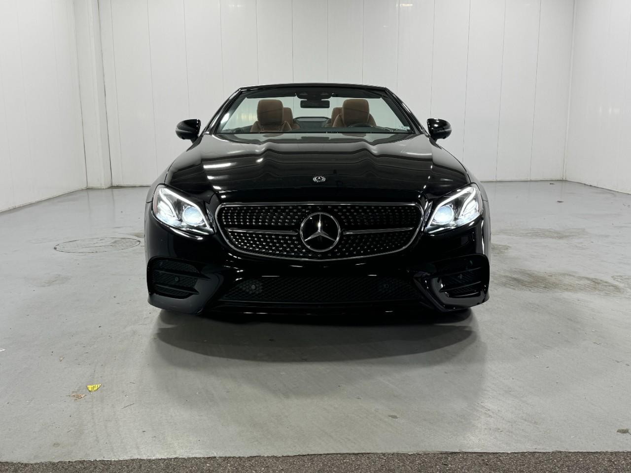 Mercedes-Benz E-Class Vehicle Full-screen Gallery Image 7