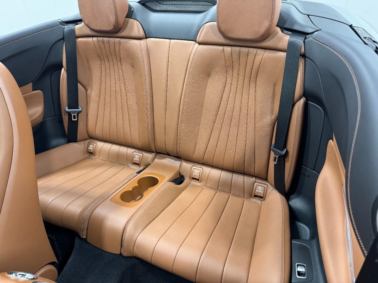 Mercedes-Benz E-Class Vehicle Full-screen Gallery Image 8